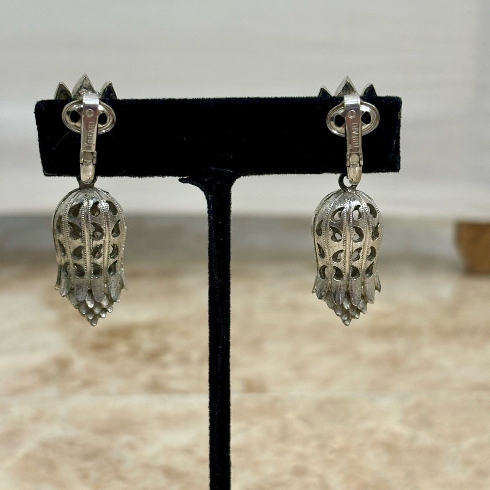 Trifari Vintage Signed 70s Rare Silver Tone Swinging Clip On Earrings - Picture 4 of 6